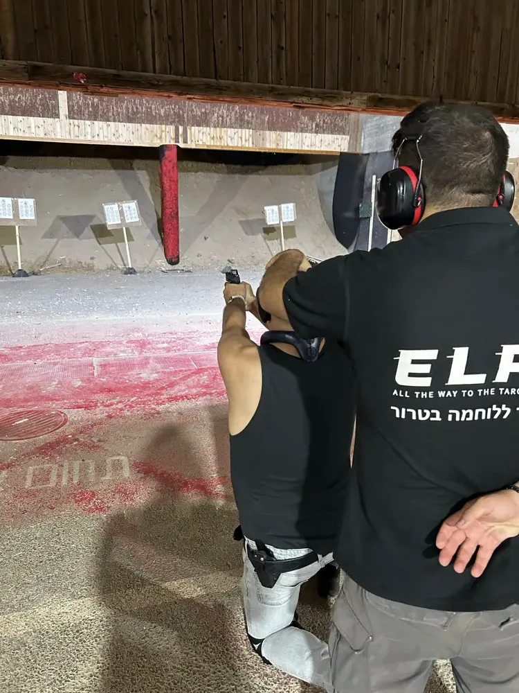 מדריך מתקן אחיזה ועמידה של מתאמן במטווח המקורה